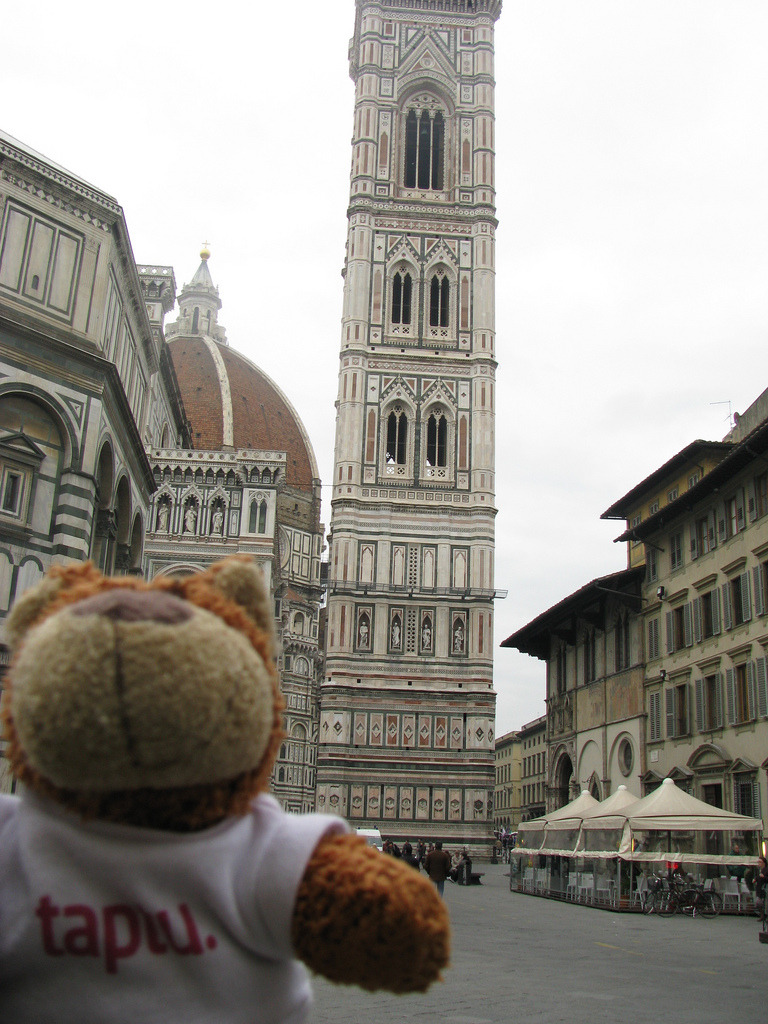 Bearaptu at il Duomo He strongly suspects that a lot of the decoration on that building is drawn on with a pen.