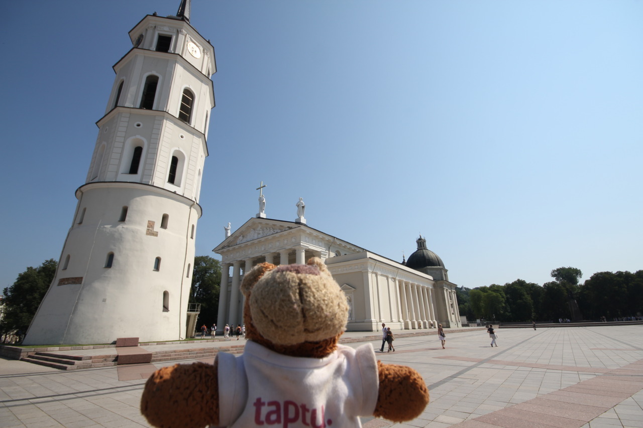 If Bearaptu had opposable thumbs, he’d definitely give Vilnius a thumbs-up.