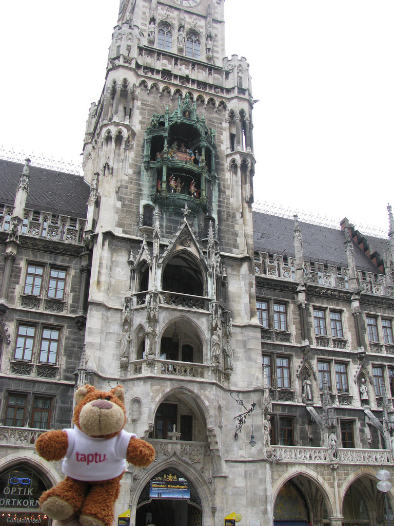 Bearaptu at the Neues Rathaus Bearaptu approved of the ridiculous neo-gothicism of the new town hall in Munich.
