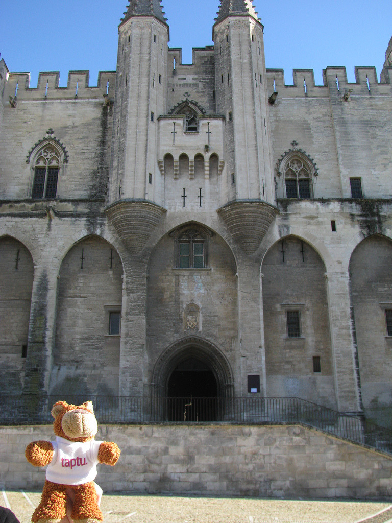 Bearaptu at the Palace des Papes Bearaptu stayed in Avignon for a holiday once, and the Pope came to visit and build a palace .