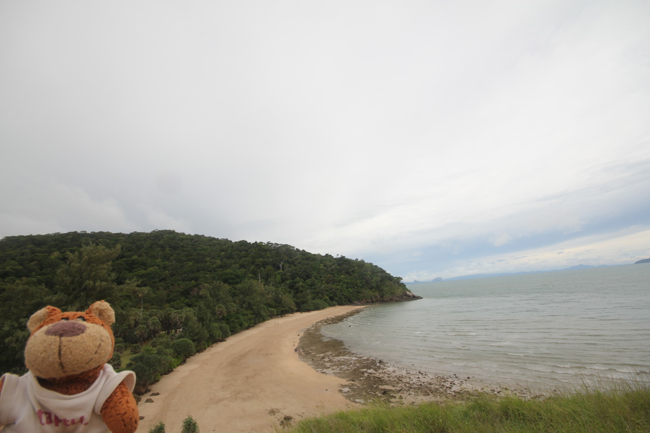 Bearaptu overlooking a rather overcast Mu Ko Lanta National Park