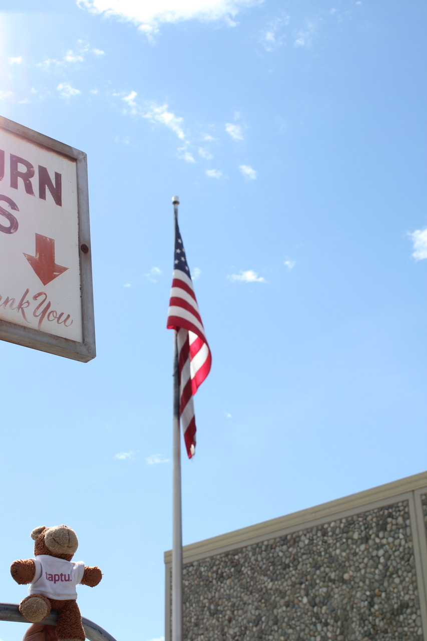 Bearaptu buying cheap gas and beer to import into Canada in Oroville, US